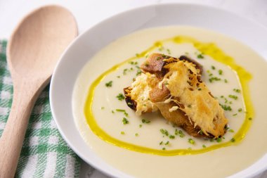 Sebze ve patates suyundan yapılmış ev yapımı pırasa çorbası..