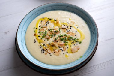 Sebze ve patates suyundan yapılmış ev yapımı pırasa çorbası..