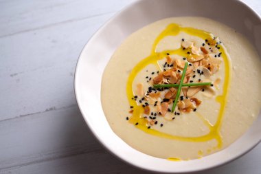 Sebze ve patates suyundan yapılmış ev yapımı pırasa çorbası..