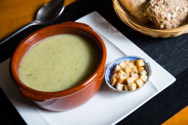 Ev yapımı kabak kreması sebze ve patates suyundan yapılır ve kıtır ekmek ve yumurta ile süslenir..