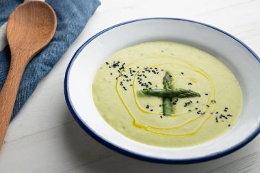 Kremalı yeşil kuşkonmaz ve peynir çorbası.