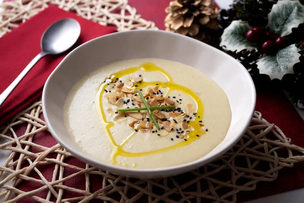Hausgemachte Lauch Suppe Mit Gemüse Und Kartoffelbrühe Weihnachtlich Geschmückter Tisch — Stockfoto