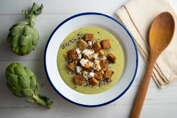 野菜とジャガイモのスープで作られ クルトンと卵で飾られた自家製アーティチョーククリーム — ストック写真