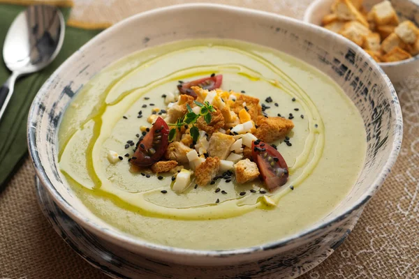 Hausgemachte Zucchini Creme Mit Gemüse Und Kartoffelbrühe Und Verziert Mit — Stockfoto