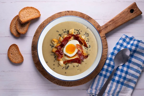 野菜とスペインのハムで作られ クルトンと卵で飾られた自家製ナスクリーム — ストック写真