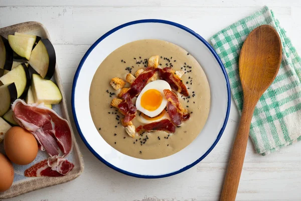 野菜とスペインのハムで作られ クルトンと卵で飾られた自家製ナスクリーム — ストック写真