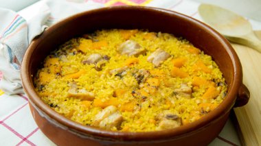 Tavuklu pilav ve balkabağı. Geleneksel İspanyol paella tarifi.