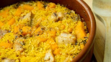 Tavuklu pilav ve balkabağı. Geleneksel İspanyol paella tarifi.
