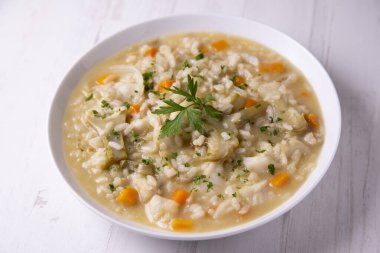 Enginar ve havuçlu çorba pilavı. Geleneksel İspanyol paella tarifi.