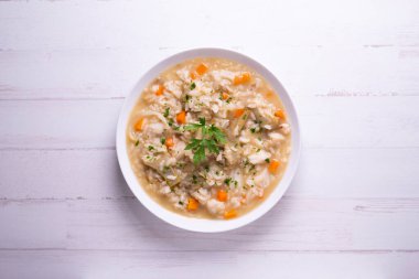 Enginar ve havuçlu çorba pilavı. Geleneksel İspanyol paella tarifi.