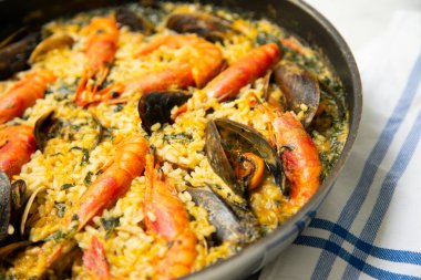 Kırmızı karides, midye, yavru mürekkep balığı gibi deniz ürünleriyle geleneksel İspanyol paella 'sı..