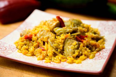 Tavuk ve sebzeli geleneksel İspanyol paella 'sı..