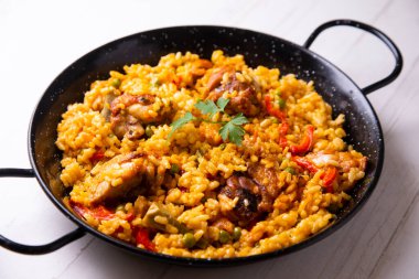 Tavuk ve sebzeli geleneksel İspanyol paella 'sı..