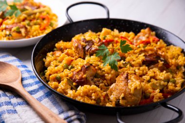 Tavuk ve sebzeli geleneksel İspanyol paella 'sı..