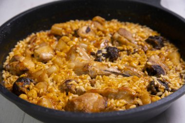 Tavşan ve sebzeli geleneksel İspanyol paella..