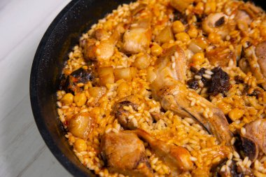 Tavşan ve sebzeli geleneksel İspanyol paella..