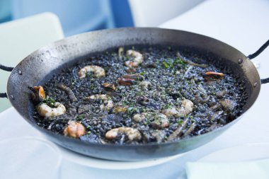 Mürekkepbalığından yapılmış geleneksel İspanyol siyah paella..