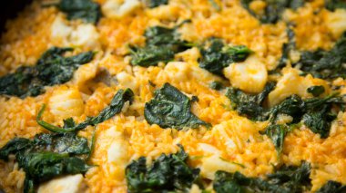 Maymun balığı ve ıspanaklı geleneksel İspanyol paella..