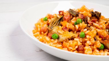 Geleneksel İspanyol paella sebzeli ve pastırmalı.