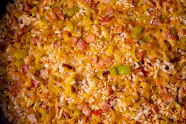 Geleneksel İspanyol paella sebzeli ve pastırmalı.