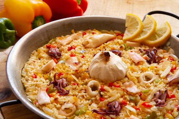 Paella Espanhola Tradicional Com Frutos Mar Como Camarão Vermelho Mexilhões — Fotografia de Stock