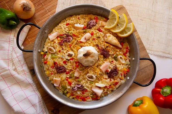 Hagyományos Spanyol Paella Tengeri Ételekkel Mint Például Vörös Garnéla Kagyló — Stock Fotó
