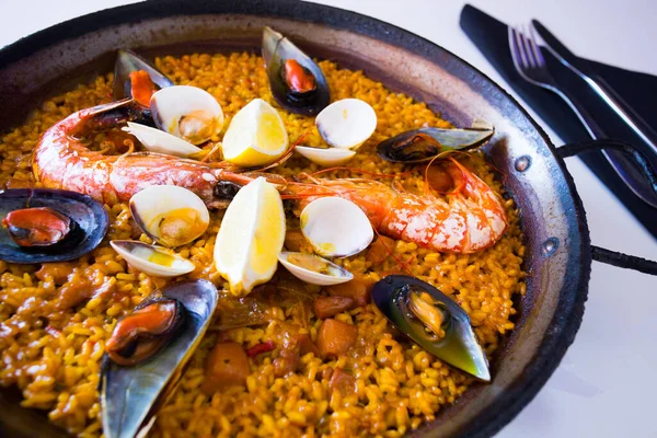 Paella Tradicional Española Con Mariscos Como Camarones Rojos Mejillones Calamares —  Fotos de Stock