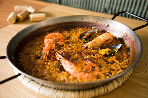 传统的西班牙海鲜海鲜海鲜饭 如红虾 小乌贼 — 图库照片