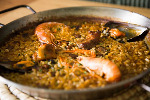 Kırmızı karides, midye, yavru mürekkep balığı gibi deniz ürünleriyle geleneksel İspanyol paella 'sı..