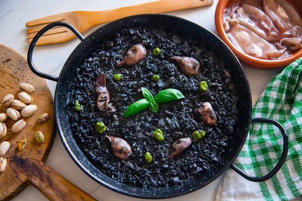 イカ墨で作られた魚介類と伝統的なスペインの黒パエリア — ストック写真