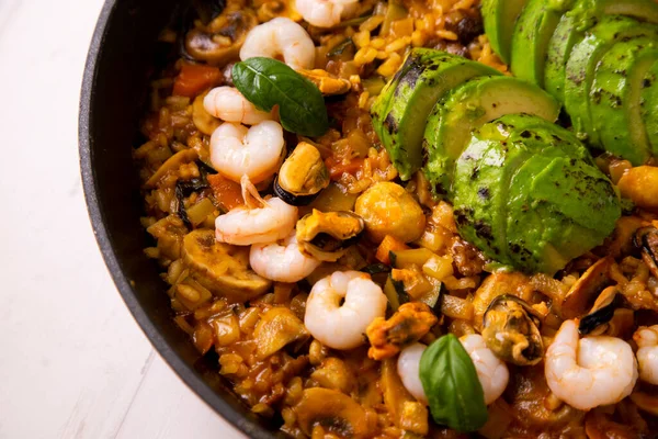 Traditionelle Spanische Paella Mit Garnelen Und Avocado — Stockfoto