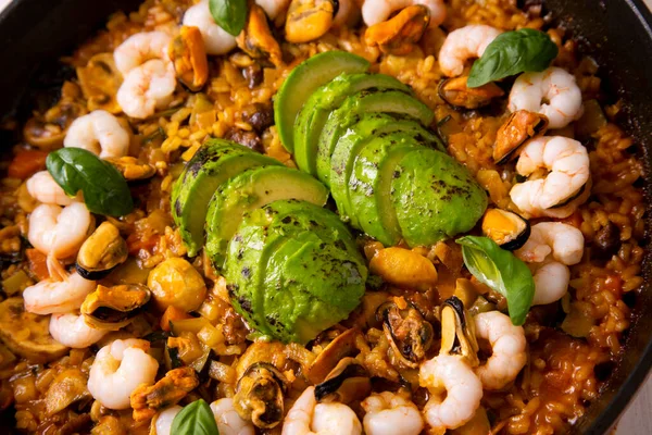 Traditionelle Spanische Paella Mit Garnelen Und Avocado — Stockfoto