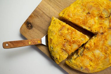 Patates omleti ya da İspanyol omleti, dilimlenmiş patatese eklenen omlet ya da omlet. İspanyol mutfağının en iyi bilinen ve simgesel yemeklerinden biridir..