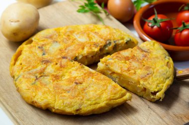 Patates omleti ya da İspanyol omleti, dilimlenmiş patatese eklenen omlet ya da omlet. İspanyol mutfağının en iyi bilinen ve simgesel yemeklerinden biridir..