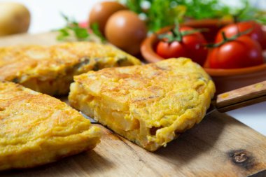 Patates omleti ya da İspanyol omleti, dilimlenmiş patatese eklenen omlet ya da omlet. İspanyol mutfağının en iyi bilinen ve simgesel yemeklerinden biridir..