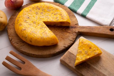 Patates omleti ya da İspanyol omleti, dilimlenmiş patatese eklenen omlet ya da omlet. İspanyol mutfağının en iyi bilinen ve simgesel yemeklerinden biridir..