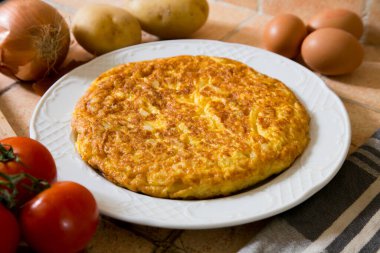 Morina balıklı İspanyol omleti, içine doğranmış patates eklenen bir omlet veya omlet. İspanyol mutfağının en iyi bilinen ve simgesel yemeklerinden biridir.