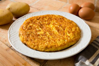 Morina balıklı İspanyol omleti, içine doğranmış patates eklenen bir omlet veya omlet. İspanyol mutfağının en iyi bilinen ve simgesel yemeklerinden biridir.