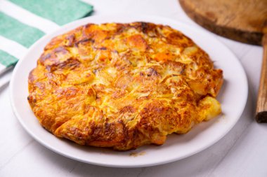 Tatlı patatesli İspanyol omleti, içine doğranmış patates eklenen omlet veya omlet. İspanyol mutfağının en iyi bilinen ve simgesel yemeklerinden biridir.