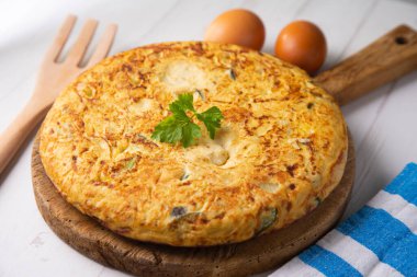 İspanyol omleti kabaklı bir omlet ve içine patates dilimleri eklenir. İspanyol mutfağının en iyi bilinen ve simgesel yemeklerinden biridir.