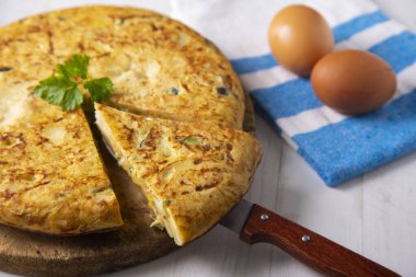 İspanyol omleti kabaklı bir omlet ve içine patates dilimleri eklenir. İspanyol mutfağının en iyi bilinen ve simgesel yemeklerinden biridir.