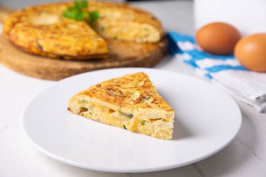 İspanyol omleti kabaklı bir omlet ve içine patates dilimleri eklenir. İspanyol mutfağının en iyi bilinen ve simgesel yemeklerinden biridir.