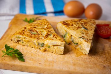 İspanyol omleti kabaklı bir omlet ve içine patates dilimleri eklenir. İspanyol mutfağının en iyi bilinen ve simgesel yemeklerinden biridir.