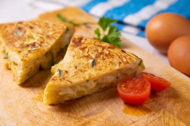 İspanyol omleti kabaklı bir omlet ve içine patates dilimleri eklenir. İspanyol mutfağının en iyi bilinen ve simgesel yemeklerinden biridir.