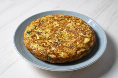 İspanyol omleti kabaklı bir omlet ve içine patates dilimleri eklenir. İspanyol mutfağının en iyi bilinen ve simgesel yemeklerinden biridir.