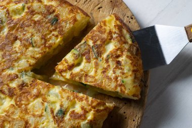 İspanyol omleti kabaklı bir omlet ve içine patates dilimleri eklenir. İspanyol mutfağının en iyi bilinen ve simgesel yemeklerinden biridir.