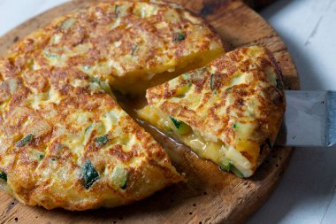 İspanyol omleti kabaklı bir omlet ve içine patates dilimleri eklenir. İspanyol mutfağının en iyi bilinen ve simgesel yemeklerinden biridir.