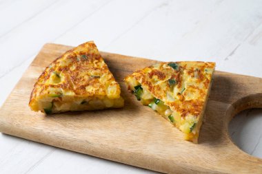 İspanyol omleti kabaklı bir omlet ve içine patates dilimleri eklenir. İspanyol mutfağının en iyi bilinen ve simgesel yemeklerinden biridir.