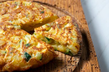 Kabak ve jambonlu İspanyol omleti, içine doğranmış patates eklenen bir omlet. İspanyol mutfağının en iyi bilinen ve simgesel yemeklerinden biridir.