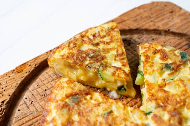 Kabak ve jambonlu İspanyol omleti, içine doğranmış patates eklenen bir omlet. İspanyol mutfağının en iyi bilinen ve simgesel yemeklerinden biridir.